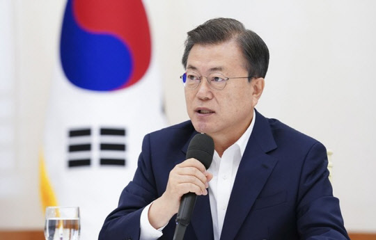문재인(사진) 대통령이 지난 10일 청와대에서 열린 더불어민주당 원내대표단 초청 간담회에 참석해 발언하고 있다. <연합뉴스>